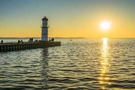 Le phare de Lachine au coucher du soleil.