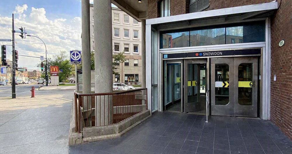 L’entrée de la station de métro Snowdon.