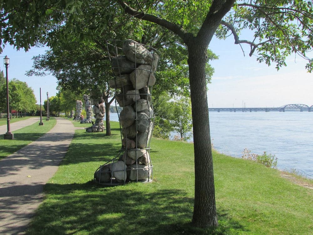 Le sentier du parc René-Lévesque, au bord du lac Saint-Louis, avec une sculpture.