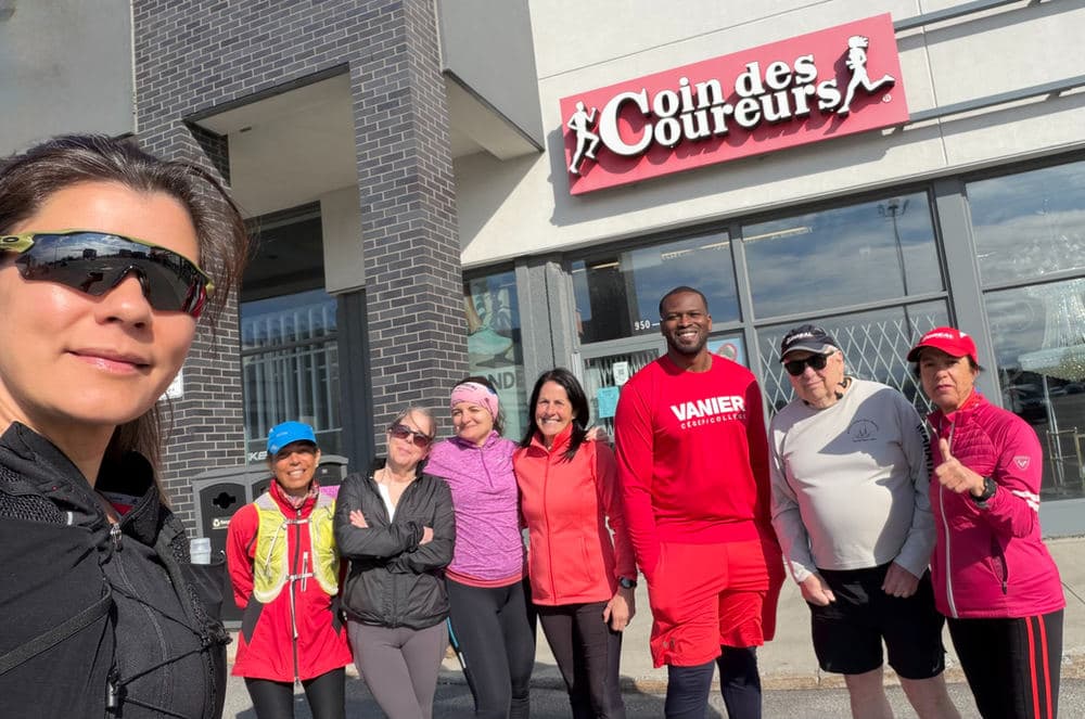 Des membres du club devant la boutique Coin des Coureurs.
