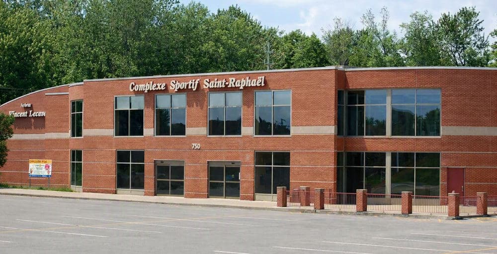 La façade en brique du complexe sportif Saint-Raphaël.